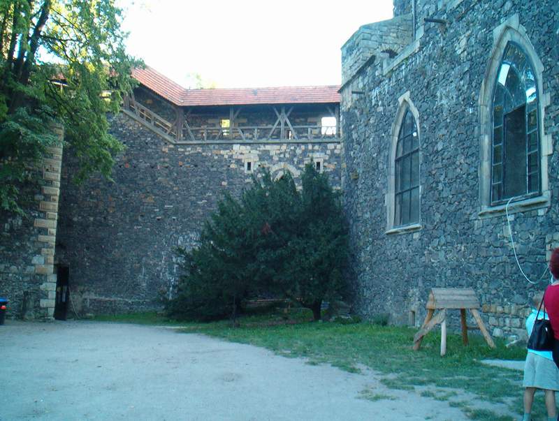 Zamek Grodziec Mury wewnętrzne