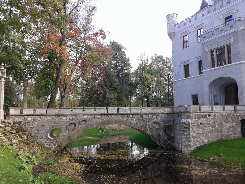 Zamek Karpniki Most nad fosą