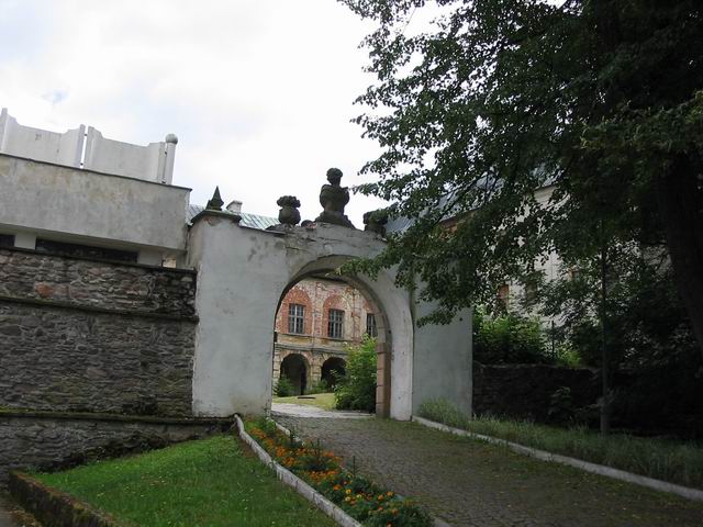 Zamek Międzylesie Brama na dziedziniec