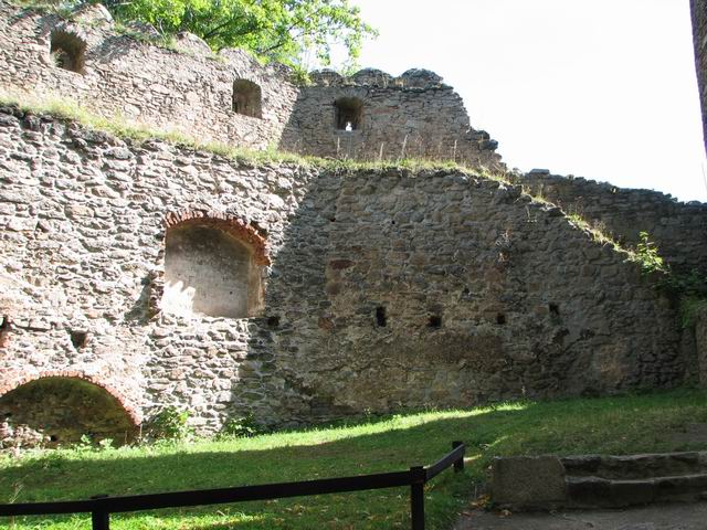 Zamek Sobieszów (Chojnik) Mury obronne