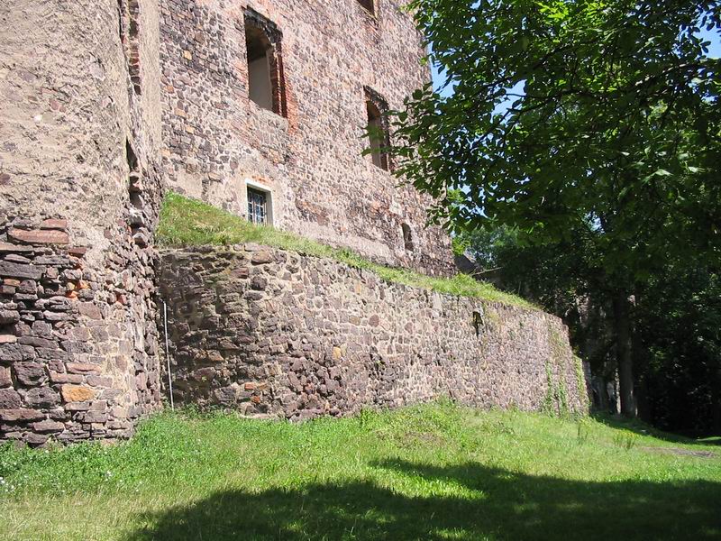 Zamek Świny Między zamkiem a murami