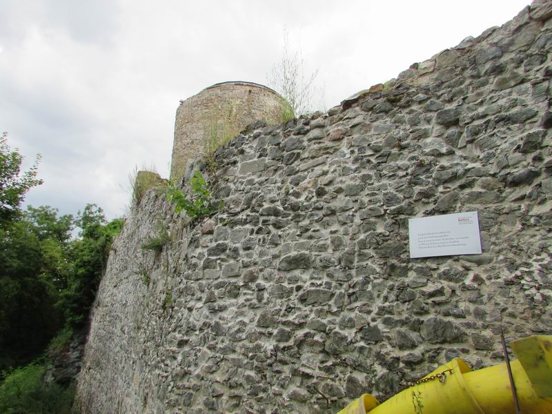 Zamek Wleń Mury obronne