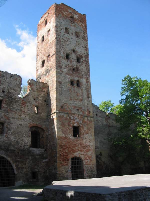 Zamek Ząbkowice Śląskie Wieża widziana z dziedzińca