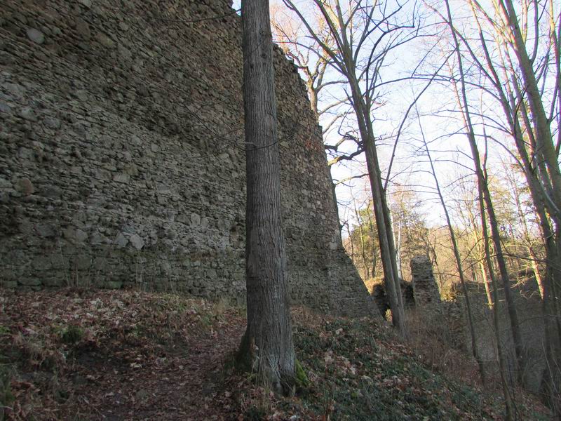 Zamek Cieszów - zamek Cisy Mury obronne
