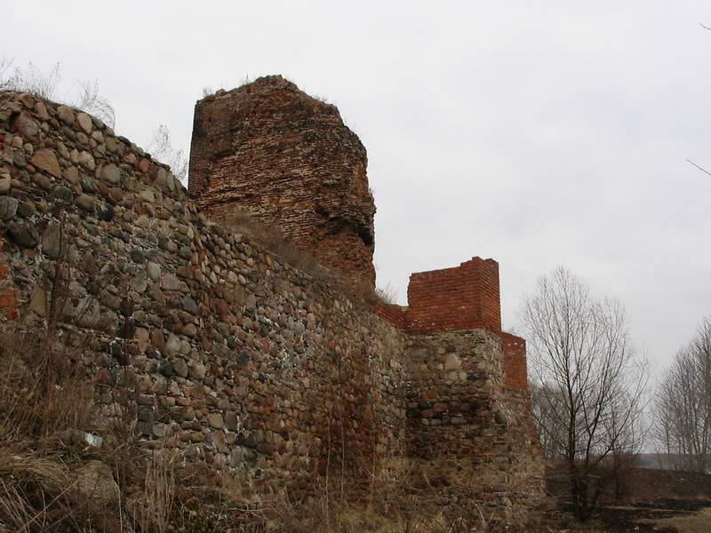 Zamek Bobrowniki Mury obronne