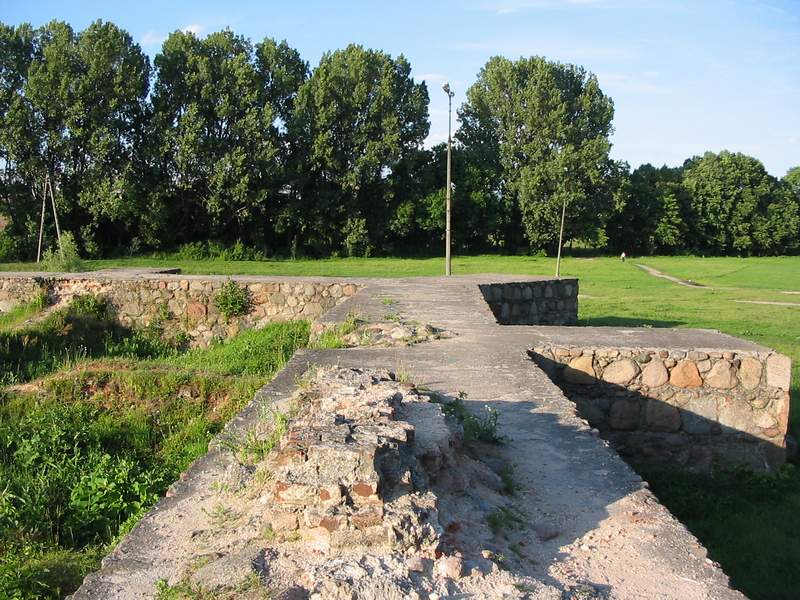 Zamek Rawa Mazowiecka Fundamenty murów obronnych