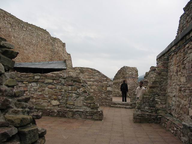 Zamek Czorsztyn Pozostałości po komnatach