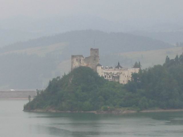 Zamek Niedzica Zamek widziany z Czorsztyna