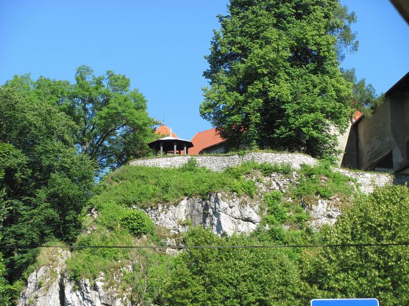Zamek Pieskowa Skała Widok z dołu na taras