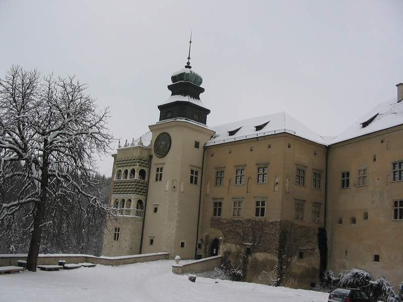 Zamek Pieskowa Skała Zamek od frontu