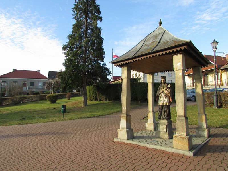 Zamek Czchów Figura św Jana Nepomucena na rynku w Czchowie