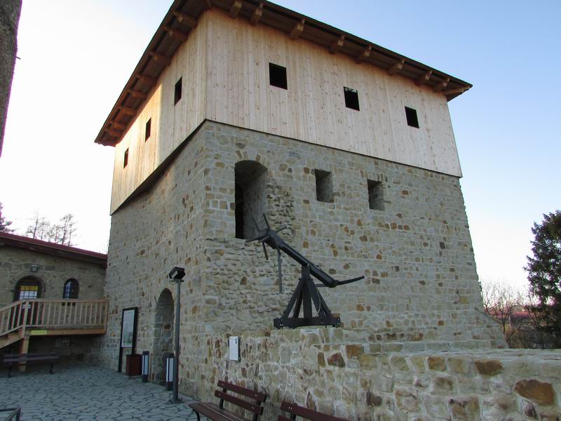 Zamek Czchów Wieża bramna