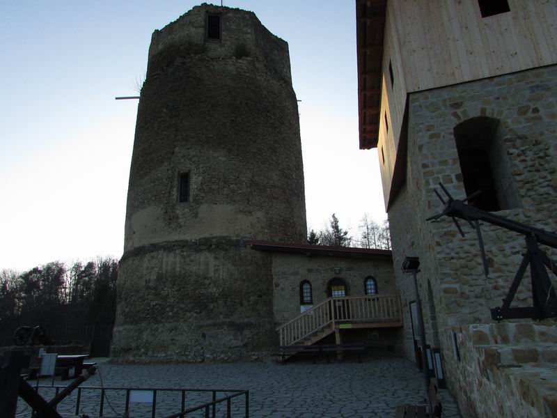 Zamek Czchów Wieża bramna