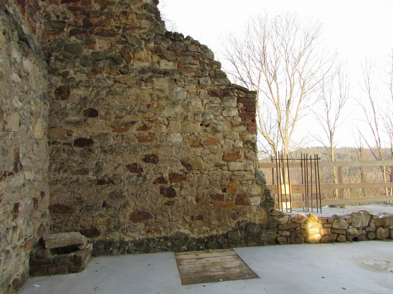 Zamek Melsztyn Fragment muru.