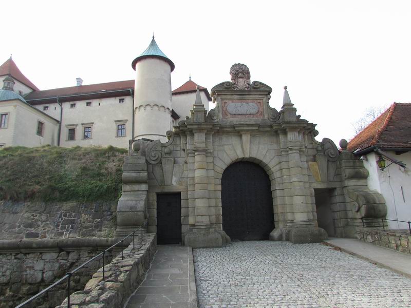 Zamek Wiśnicz Brama prowadząca za zamkowe mury