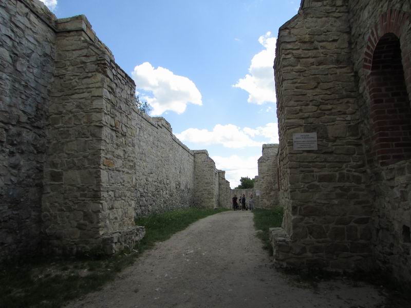 Zamek Rudno Korytarz miedzy fortyfikacjami
