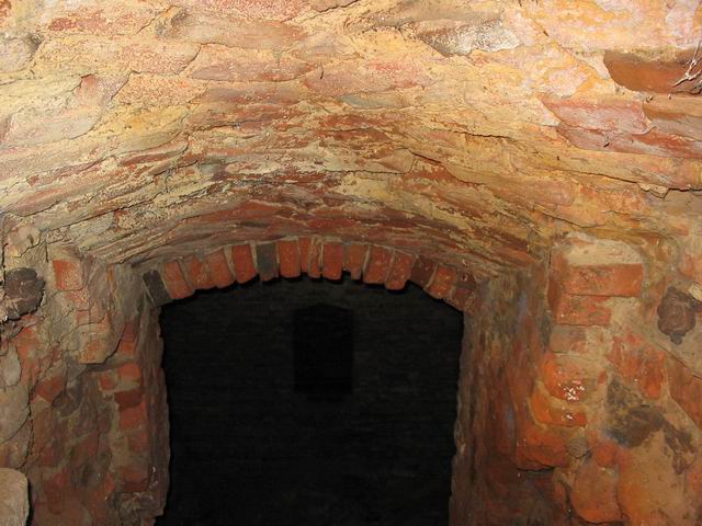 Zamek Chrzelice Wejście do piwnicy
