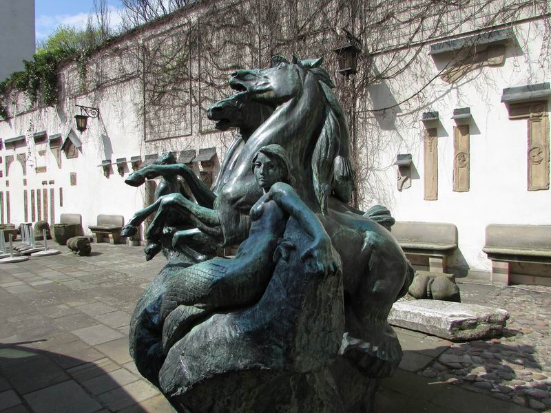 Zamek Brzeg Współczesna rzeźba na dziedzińcu zamkowym