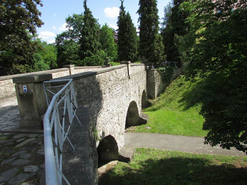 Zamek Rogów Opolski Most nad fosą