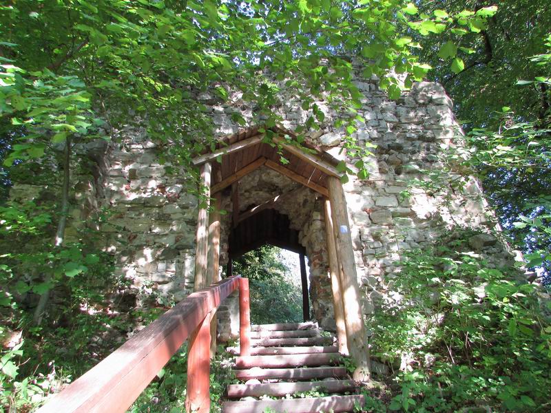 Zamek Manasterzec - Zamek Sobień Wejście do zamku