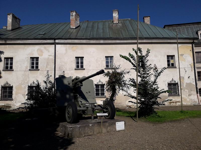 Zamek Dukla Muzealny eksponat - armata.