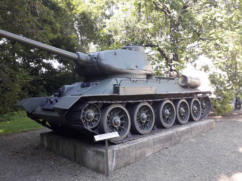 Zamek Dukla Muzealny eksponat - T-34
