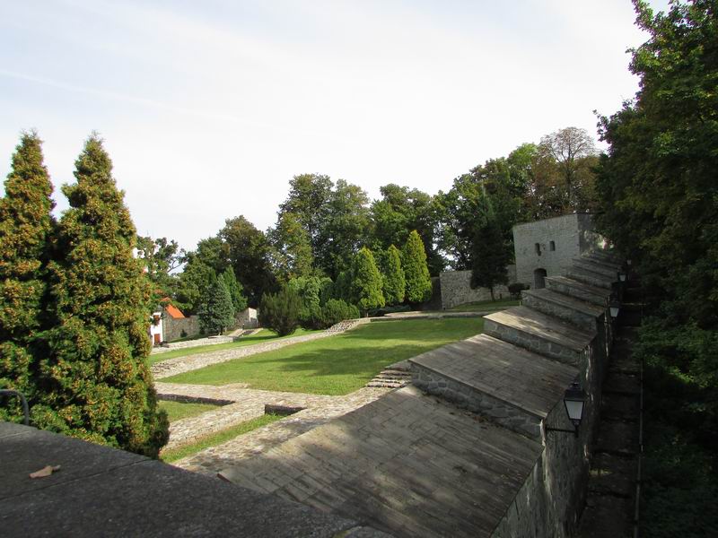 Zamek Przemyśl Mury obronne widziane z baszty kazimierzowskiej