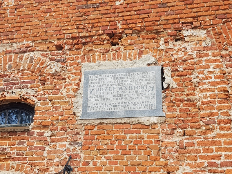 Zamek Skarszewy Wmurowana tablica pamiątkowa