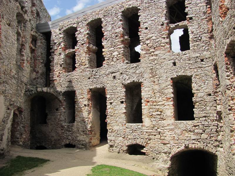 Zamek Ujazd Pozostałości murów