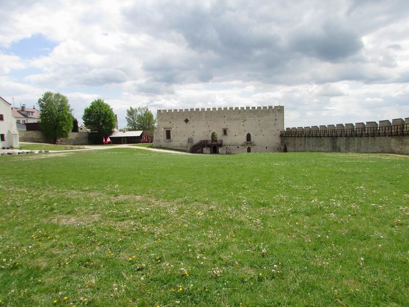 Zamek Szydłów Dziedziniec zamku