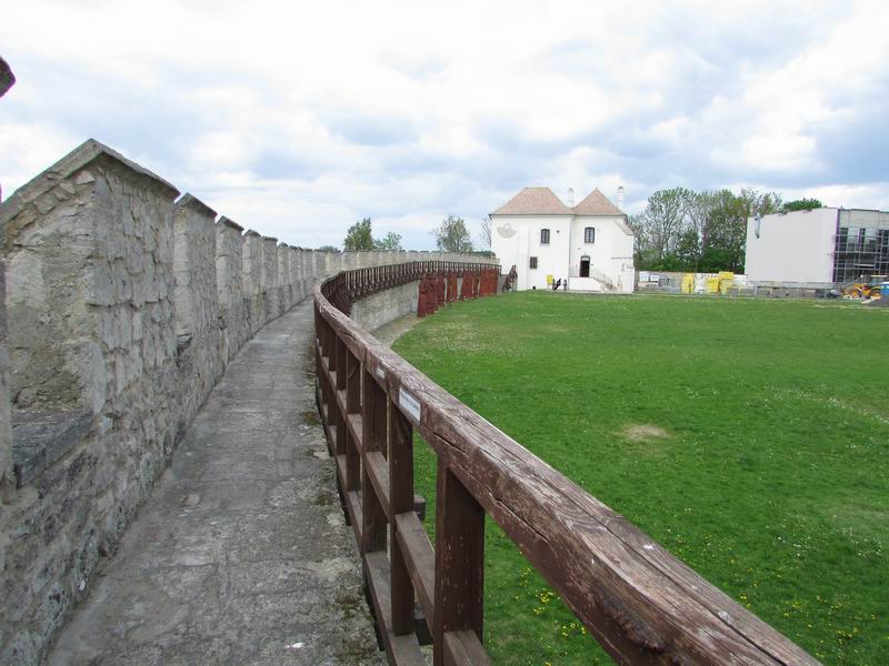 Zamek Szydłów Mury obronne zamku