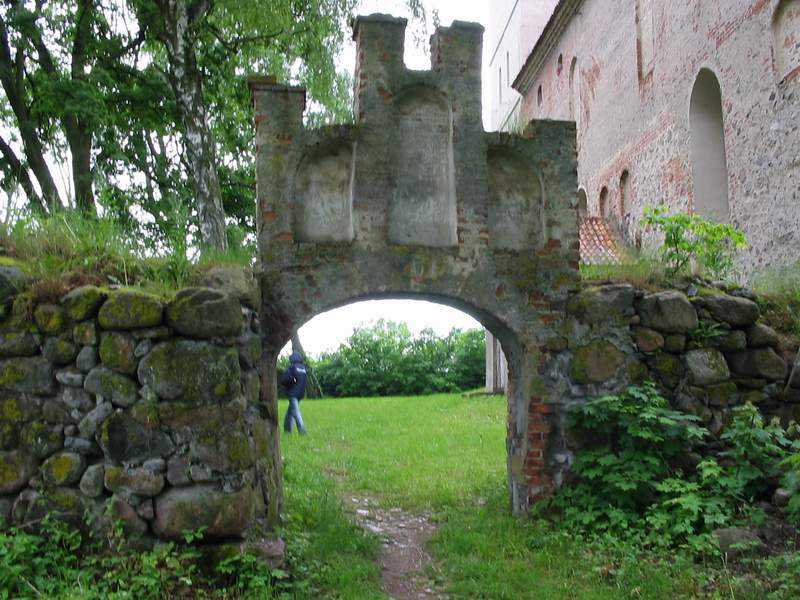 Zamek Bezławki Wejście na dziedziniec