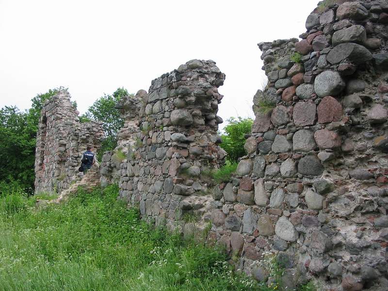 Zamek Kurzętnik Fragmenty murów