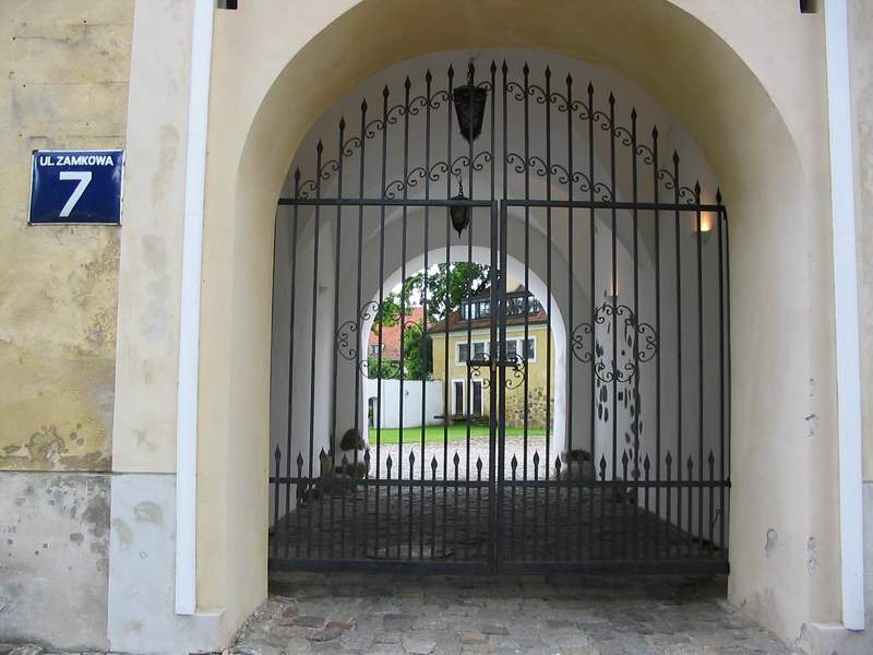 Zamek Węgorzewo Widok przez bramę na dziedziniec