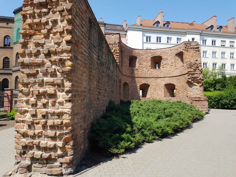Zamek Poznań Fragmenty murów miejskich