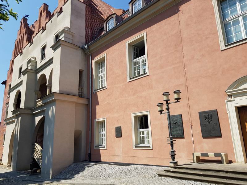 Zamek Poznań Budynek Raczyńskiego z dobudowaną nową częścią zamku